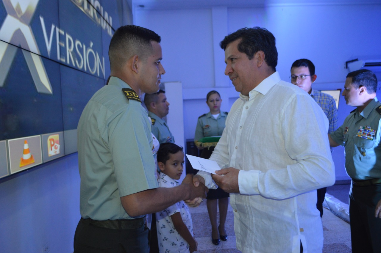 El alcalde de Neiva, Rodrigo Lara, entrega exaltación especial al Patrullero Oscar Mauricio Cortés Valencia.